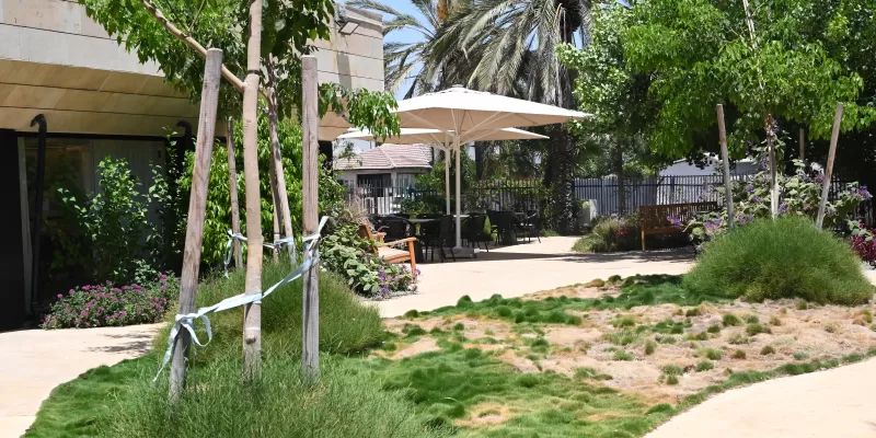 בתי אבות בשרון מתקן טיפול מקצועי לגיל השלישי עם גינות ואטמוספירה רפואית מתקדמת
